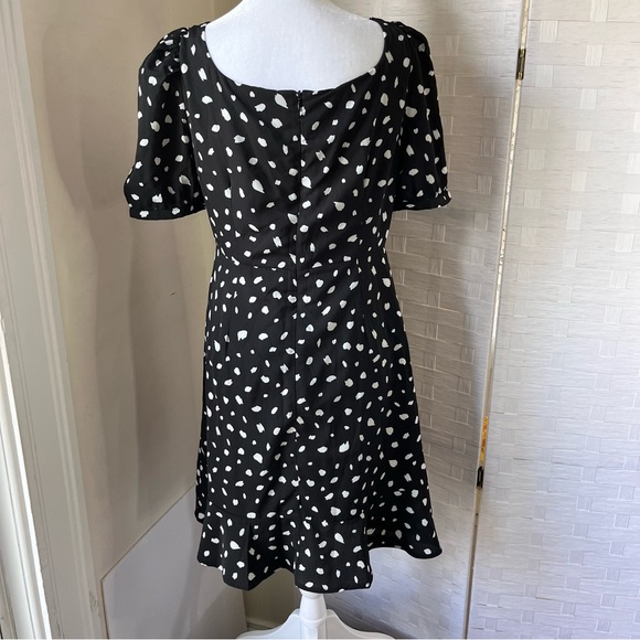 Crescent short sleeve black dress with white dot pattern - Picture 7 of 16